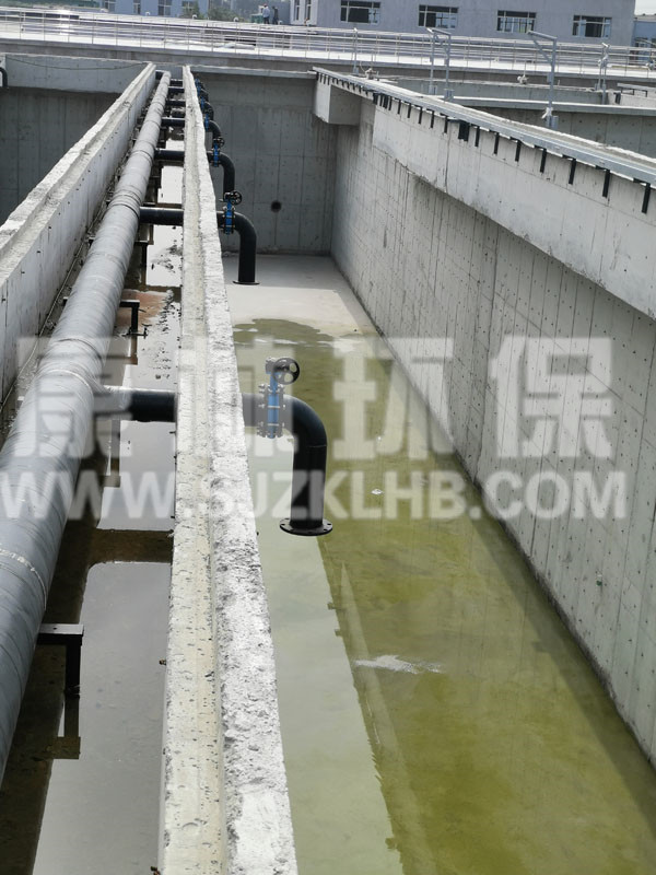 遼寧鞍山污水廠管式曝氣器安裝現(xiàn)場