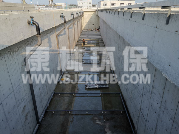 遼寧鞍山污水廠管式曝氣器安裝現(xiàn)場