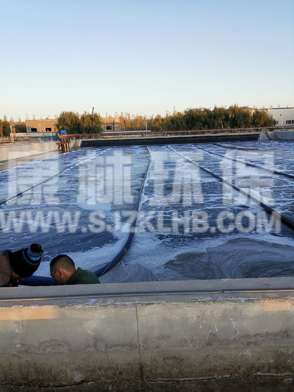 內(nèi)蒙污水處理廠懸掛鏈曝氣器安裝現(xiàn)場(chǎng)